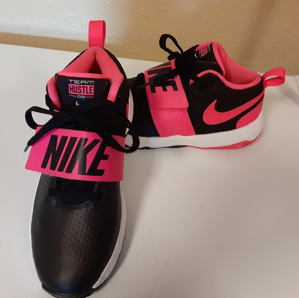 Tennis shoes